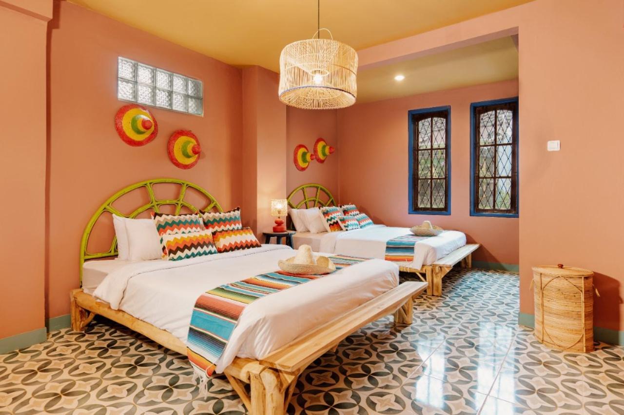 Por Aqui & Dine Hotel